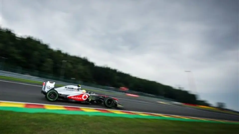 Checo Pérez termina en el 'Top 10' la P2 en Bélgica