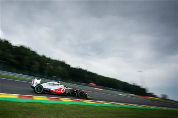 Checo Pérez termina en el 'Top 10' la P2 en Bélgica