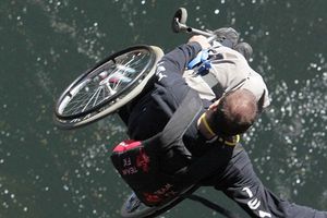 Lonnie Bissonnette realiza saltos con su silla de ruedas