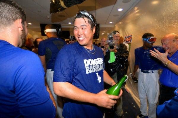 Hyun-jin Ryu celebra con champagne el pase a la Serie de Campeonato | AP