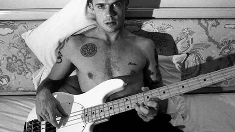 Bajista de Red Hot Chili Peppers apoya a México