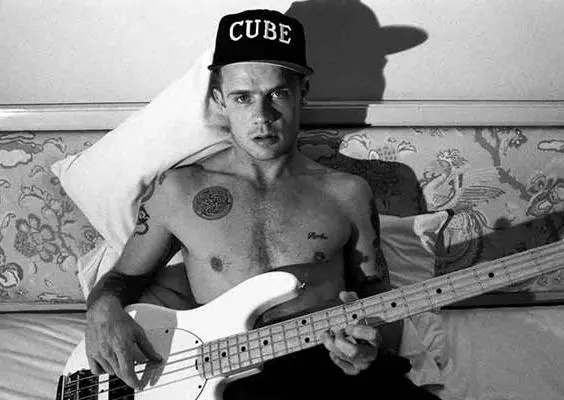 Bajista de Red Hot Chili Peppers apoya a México