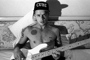 Bajista de Red Hot Chili Peppers apoya a México