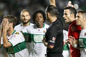 Aficionados denuncian 'robo' al Elche con la Policía española