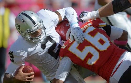 Terrelle Pryor, quarterback de Oakland, es capturado por Johnson | AP