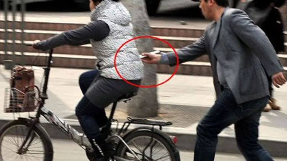 Hombre usa palillos chinos para robar celulares