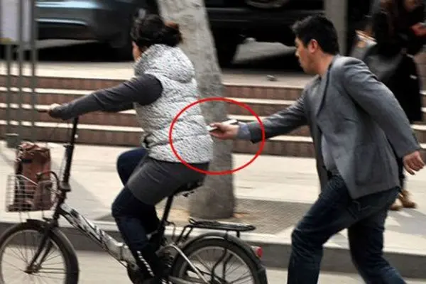 Hombre usa palillos chinos para robar celulares