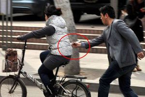 Hombre usa palillos chinos para robar celulares