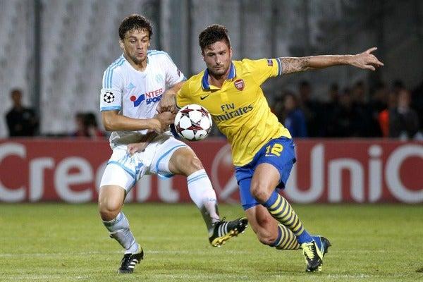 Lucas Mendes pelea el esférico ante Olivier Giroud del Marsella | EFE