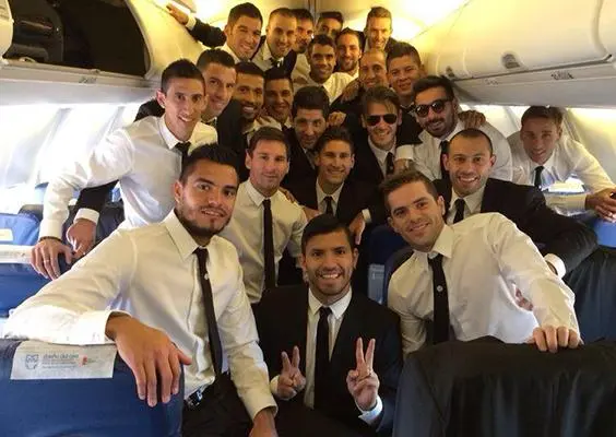 Selección argentina presume foto grupal en el avión