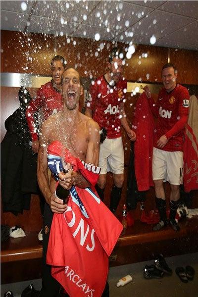 Hernández aparece en el festejo de Ferdinand | MANUTD.COM