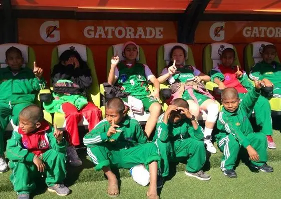 Niños Triquis visitan instalaciones del Santos