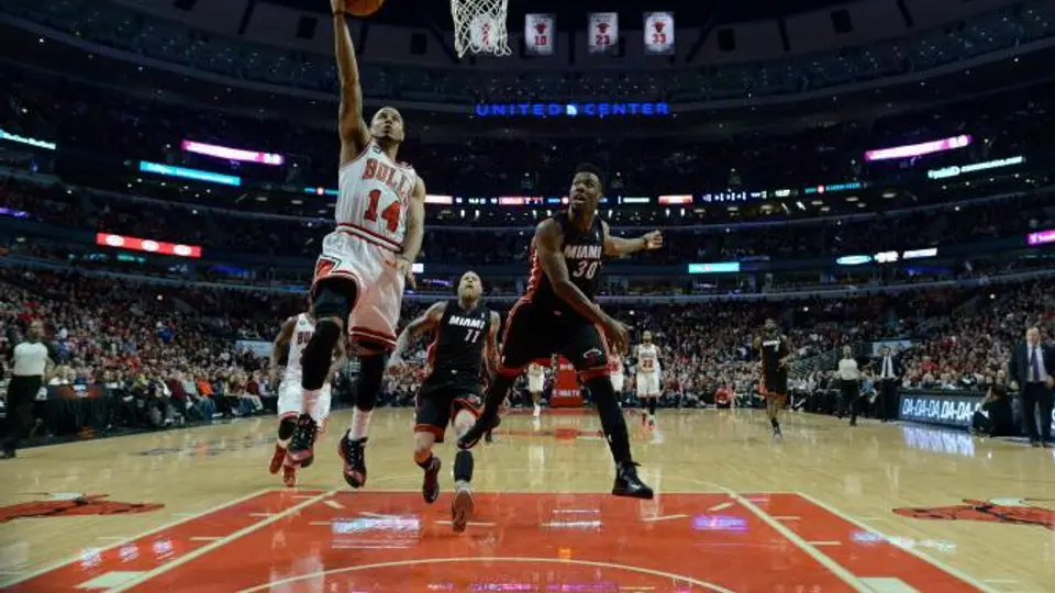 Chicago remonta y vence al Heat en tiempo extra