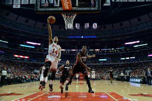 Chicago remonta y vence al Heat en tiempo extra