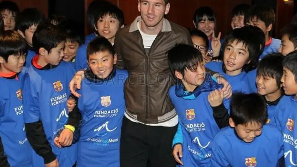 Messi convive con niños japoneses damnificados por tsunami