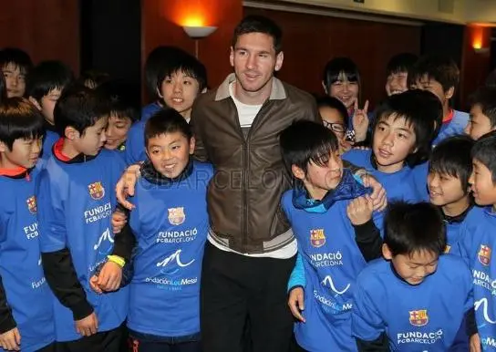 Messi convive con niños japoneses damnificados por tsunami