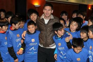 Messi convive con niños japoneses damnificados por tsunami