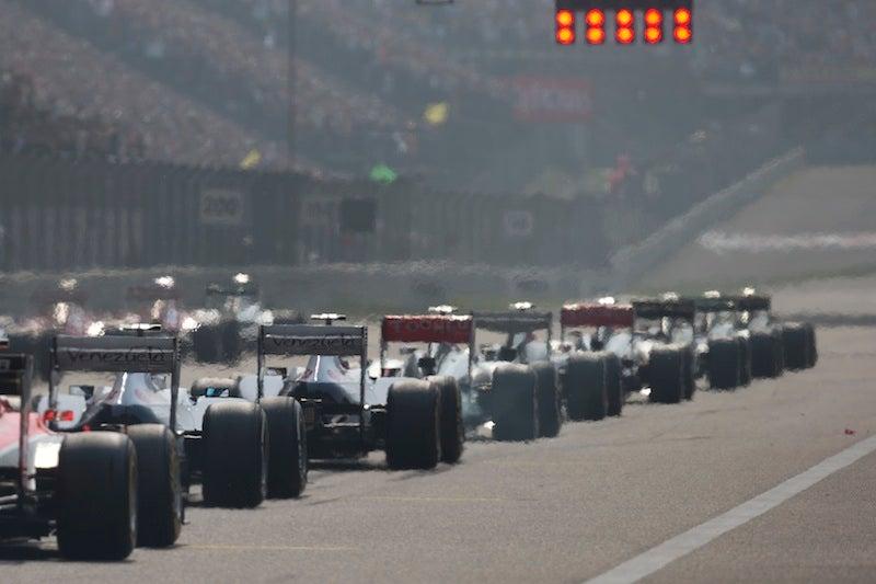 Los autos listos para empezar la carrera | AP