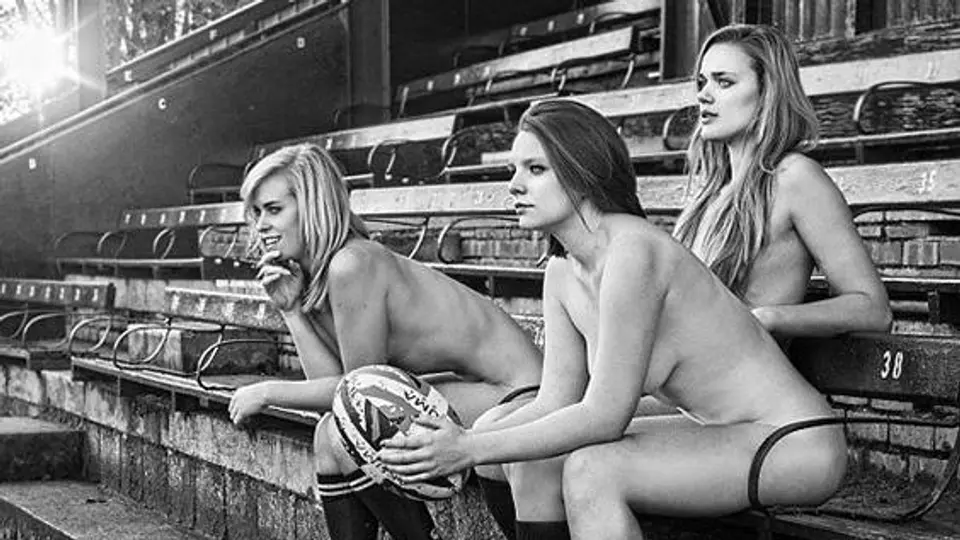 Equipo femenil de rugby... al desnudo