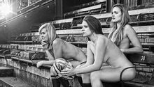 Equipo femenil de rugby... al desnudo