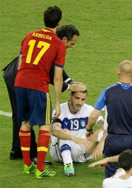 El DT de Italia, Cesare Prandelli, trató de consolar a Leonardo Bonucci, quien falló el penal | AP