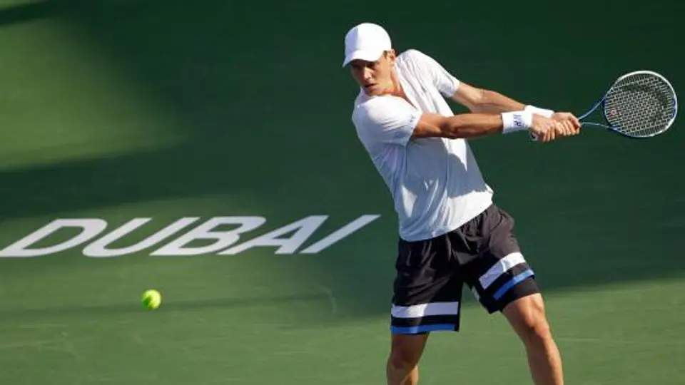 Tomas Berdych avanza en Dubai