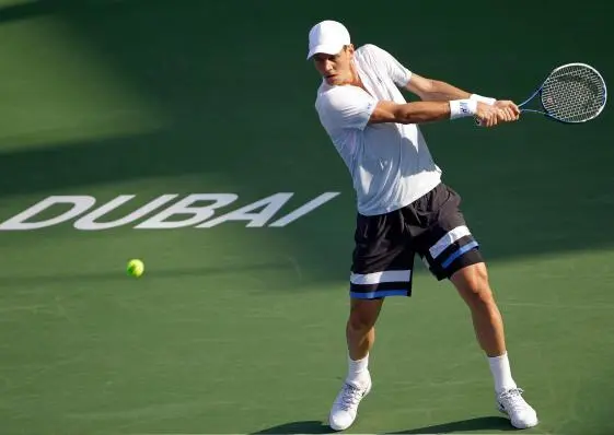 Tomas Berdych avanza en Dubai
