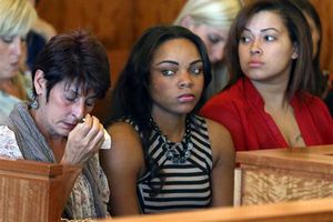 Novia de Aaron Hernández, acusada de perjurio