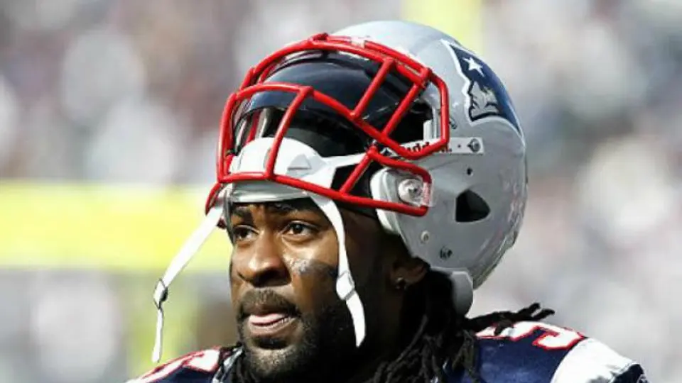 Brandon Spikes, enviado a la lista de lesionados por llegar tarde a entrenar