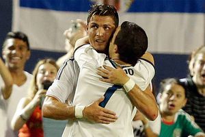 Aficionado que abrazó a Cristiano negocia para evitar juicio