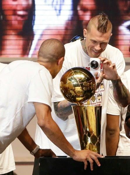 Jugadores disfrutan del trofeo | AP