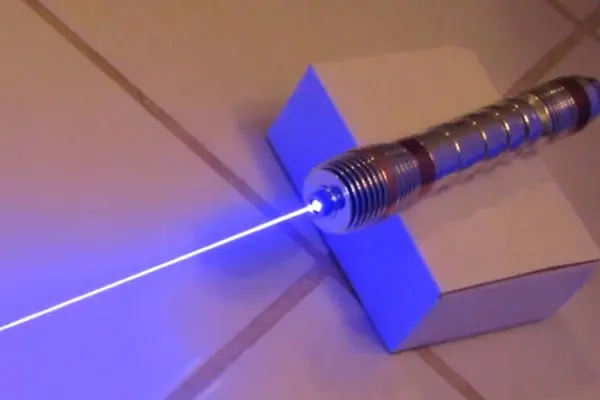 Styropyro, la espada láser de verdad