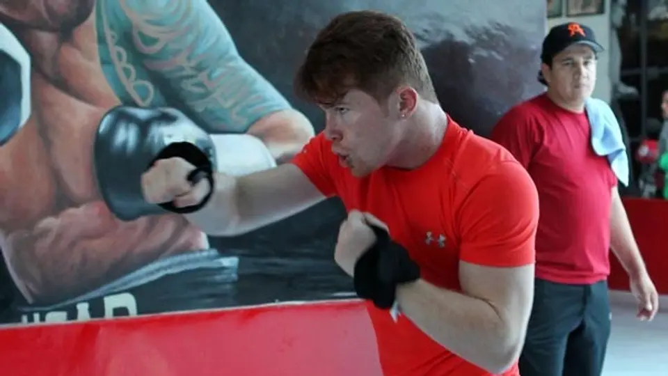 Canelo asegura que le arrebatará el trono del boxeo a Mayweather