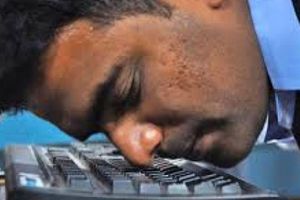 Hindú rompe récord de teclear con la nariz