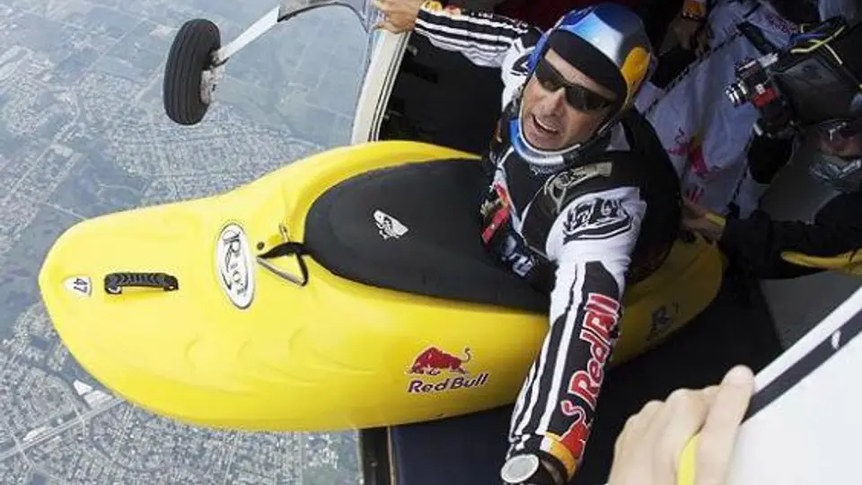 Paracaidista salta con kayac desde un helicóptero