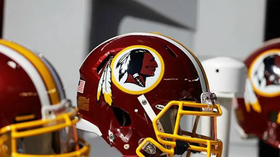 Senadores piden a la NFL cambiar nombre de Pieles Rojas