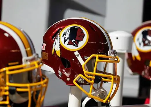 Senadores piden a la NFL cambiar nombre de Pieles Rojas