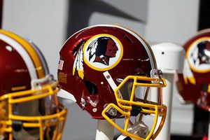 Senadores piden a la NFL cambiar nombre de Pieles Rojas