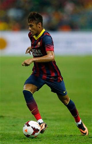 Neymar conduce la pelota sobre el césped en Shah Alam | AP