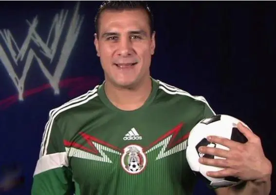 Estrellas de la WWE apoyan a su equipo en el Mundial
