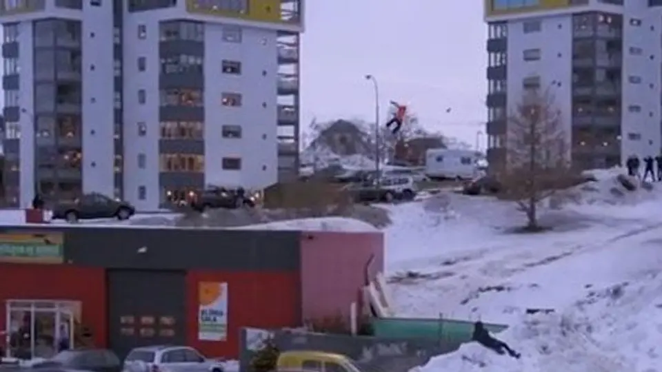 Snowboarder realiza espectacular salto entre dos edificios