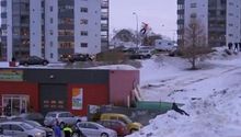 Snowboarder realiza espectacular salto entre dos edificios