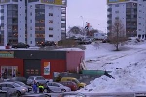 Snowboarder realiza espectacular salto entre dos edificios