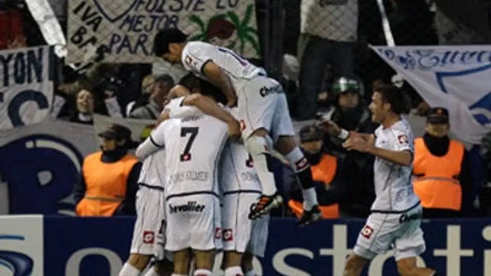Cinco heridos de bala deja choque entre aficionados de Quilmes