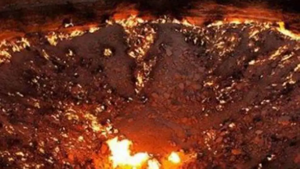 Cráter de gas arde desde hace 60 años