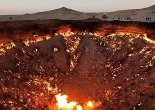 Cráter de gas arde desde hace 60 años