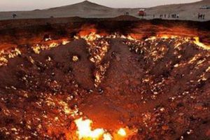 Cráter de gas arde desde hace 60 años