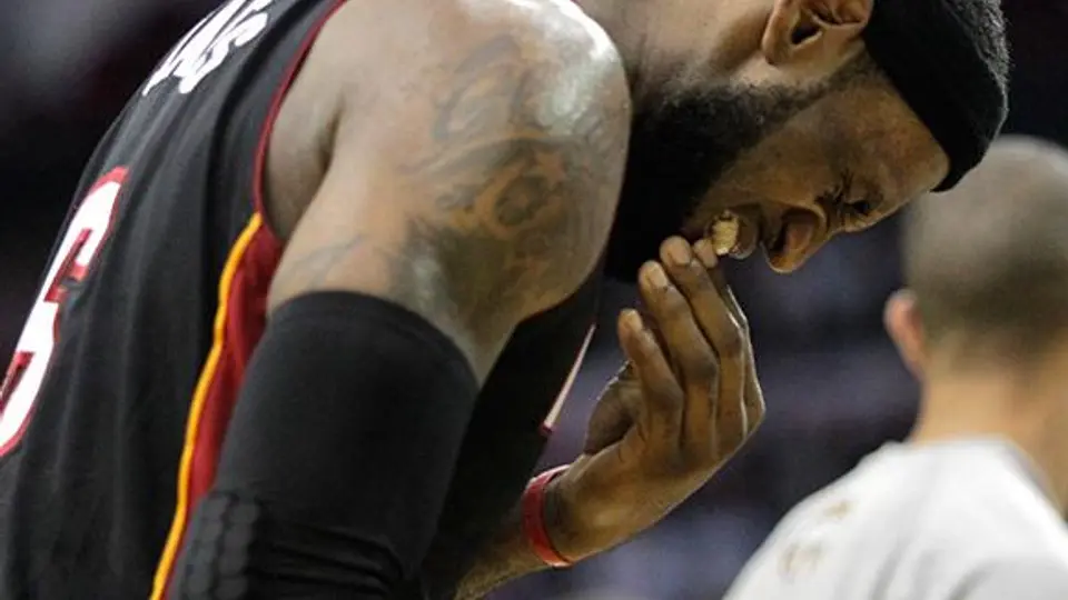 Rockets frena a LeBron y al Heat