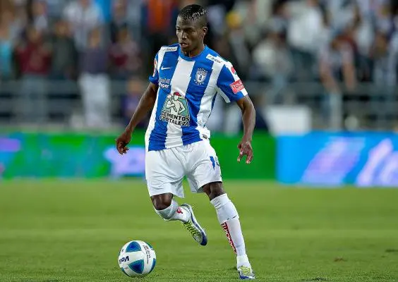 Enner Valencia trata de quitarse la marca de su rival | MEXSPORT