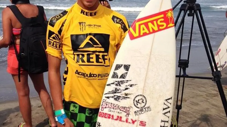 Jhonny Corzo avanza en el Reef Acapulco Pro